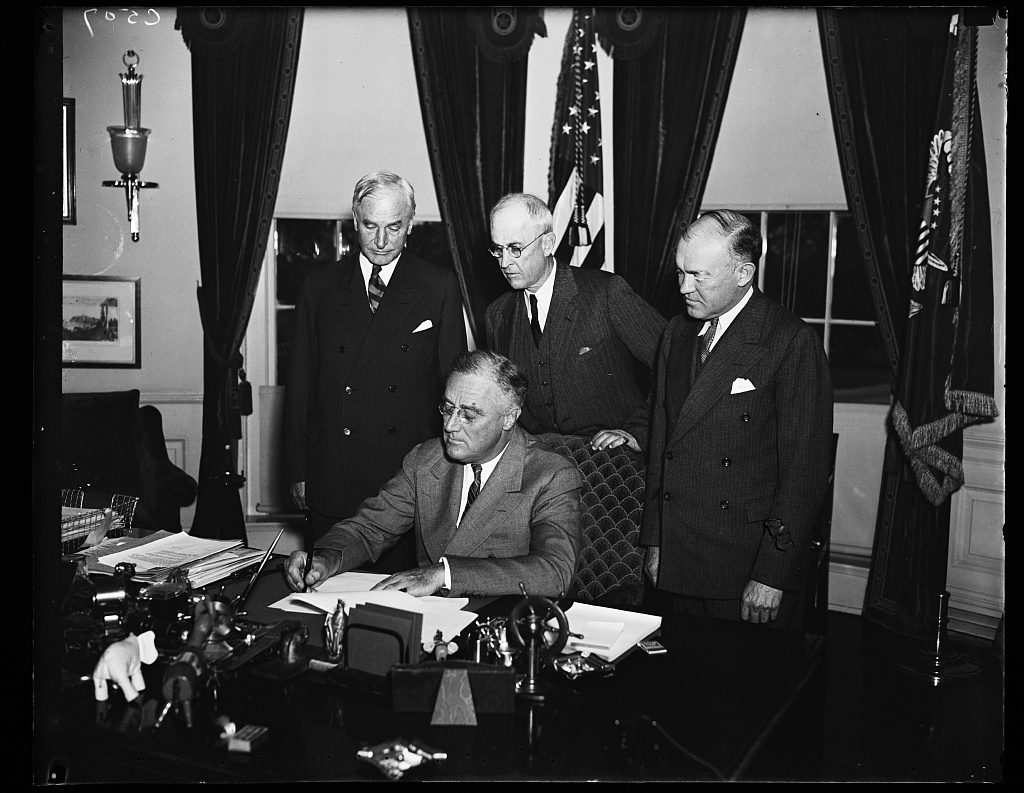 Roosevelt signs a proclamation recognizing the new Philippine Commonwealth, 1935. Library of Congress. Click to enlarge